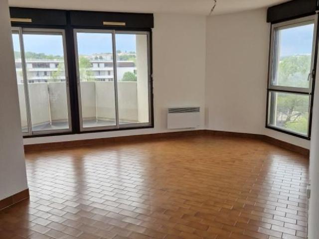 F2 49 m², balcon. Cuisine Equipée Indépendante
