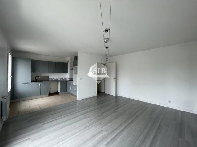 F2 avec balcon Loyer 755 €  + 90 €
