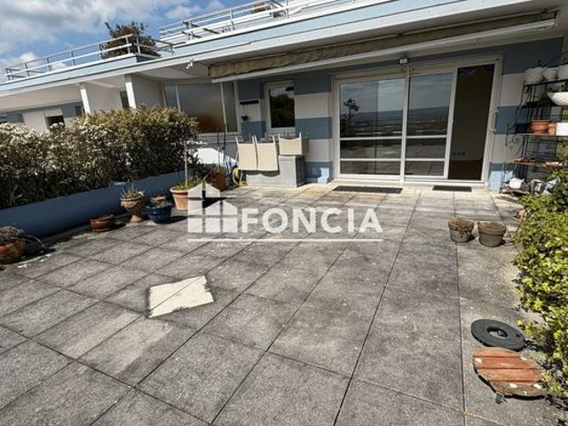 F2 avec terrasse dans residence de services pour seniors