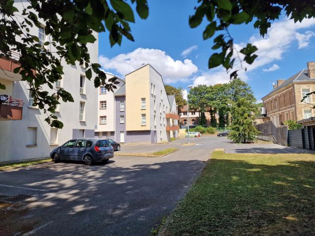 F2 MEUBLE avec parking, Fac Citadelle et Facs d'Arts