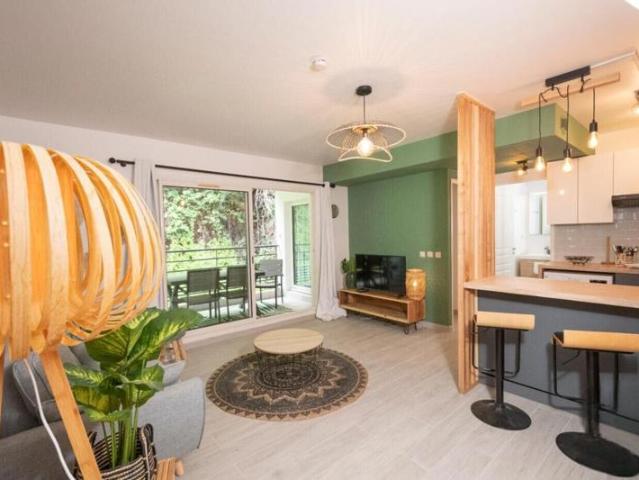 F2 meublé de 37 m2 plus terrasse de 8 m2 Bas de la Rivière S