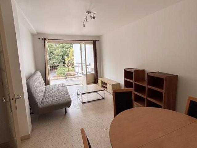 F2 meublé de 50 m² + balcon. Cuisine Equipée Indépendante. Cellier en sous sol