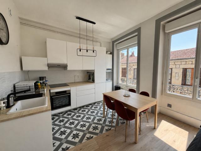 F2 MEUBLE PROCHE ANATOLE FRANCE