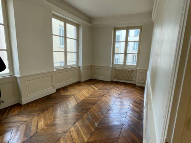 F2 PETITE RUE DES FEUILLANTS