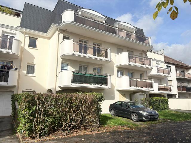 F2 rez de jardin lumineux avec terrasse, jardin et parking