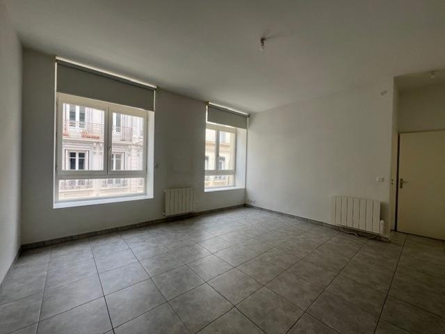 F2 RUE MICHELET F2 SAINT ETIENNE / HYPER CENTRE DE 40 M2 SITUE.