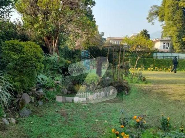 F7 Porsche Located 1777 Sqy Big Lawn House Near to Margalla Road for Sale F 7