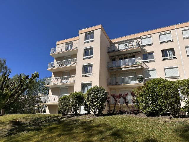 F4 AVEC BALCON VUE SUR BOIS