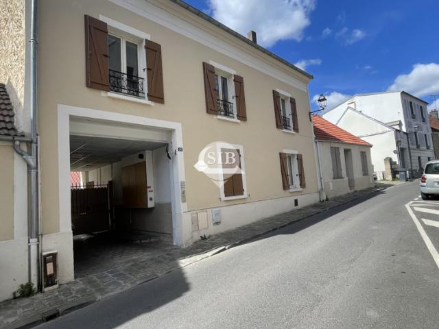 F4 avec parking Loyer 980 €  + 50 €