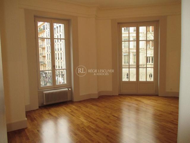 F4 Bis Place Aristide Briand angle rue Vendôme LYON 3