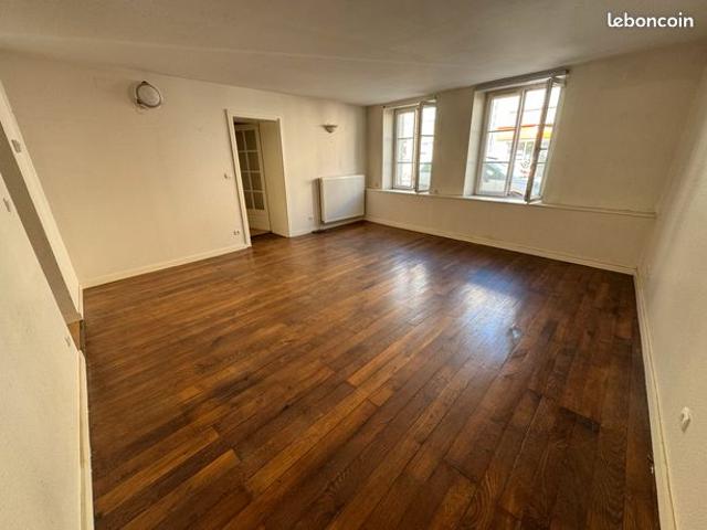 F4 BOULAY centre, au calme, traversant et lumineux: entrée/placard, grde cuisine, salon séjour parquet, 2 grandes chambres, cellier, salle de bains