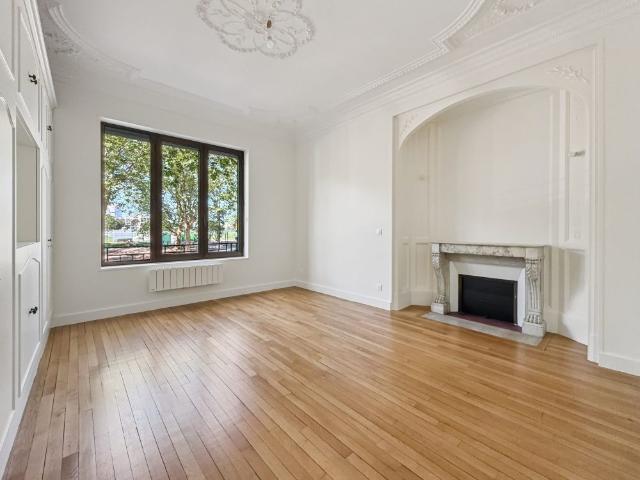 F4 de caractère rénové avec terrasse de 41,7 m² – Porte des Lilas
