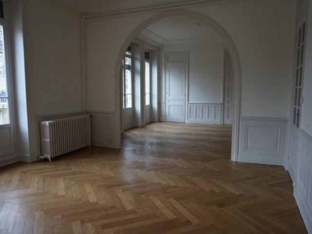 F5 SALON DOUBLE BALCON FILANT 10 RUE SERVIENT LYON 3