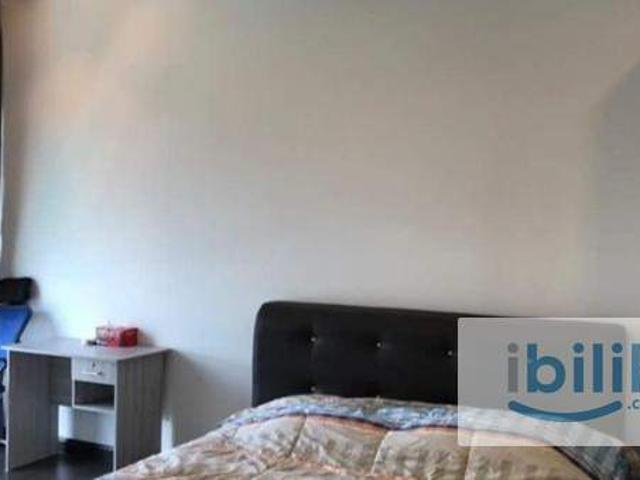 F/ big middle room w built in huge wardrobe convenient location