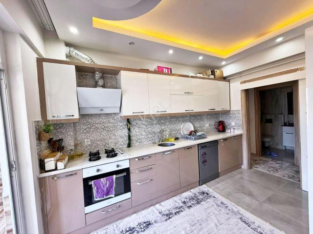 Fıstıklık'ta Ara Kat Geniş Oturumlu Cam Balkonlu Masrafsız 2+1