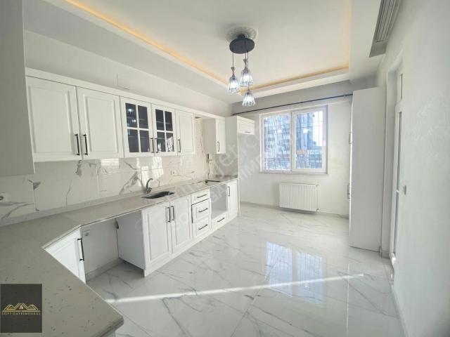 Fıstıklık'ta Merkezi Konumda Bakımlı Geniş Kiralık 3+1 Daire