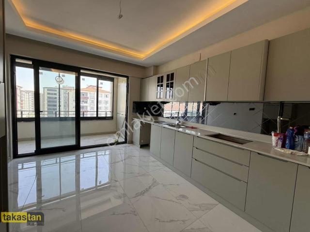 Fıstıklık Geniş Oturumlu Muhteşem Lokasyonda Kiralık 3+1 Daire