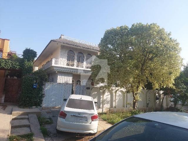 F 10/3 Beautiful Location House Urgent Sale