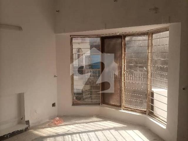 F 10/3 house size 2040 double storey one unit for family rent