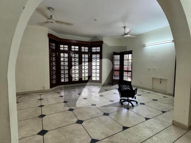 F 10 excellent house top location modern fitting and fixtures beautiful green lawn house for rent f 10