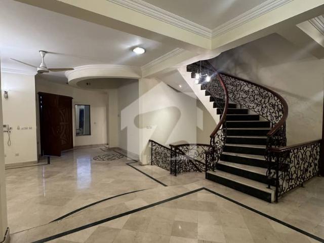 F 10 666 sqy excellent house 6 bedrooms beautiful green lawn top location beautiful terrace big cars parking space double kitchen
