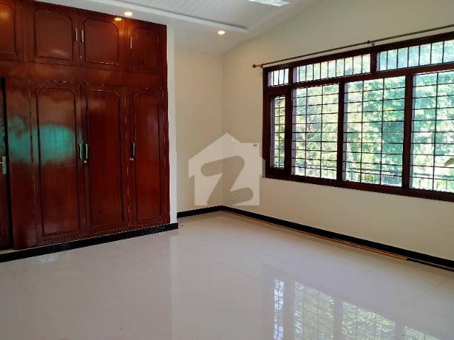 F 11/4 Top Location One Kanal 3'Bed Beautiful Upper Portion For Rent