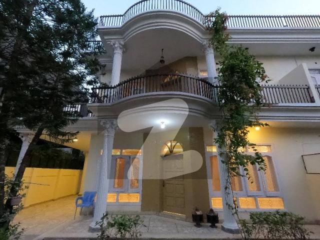 F 11 double story house new bathrooms 4 bedrooms 2 kitchens