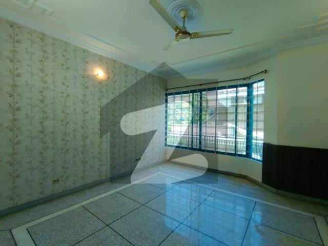 F 11 400'YD 4'Beds Full House For Rent F 11/4