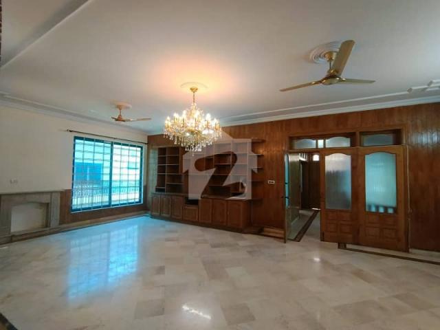 F 11 400'YD 4'Beds Full House For Rent