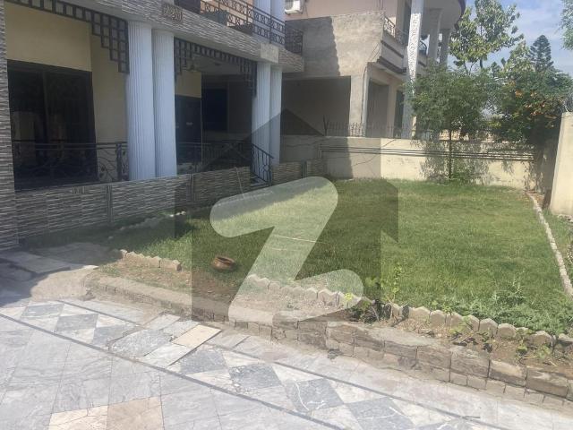 F 11 666 Yards 9 Bed Room Triple Unit House For Sale F 11