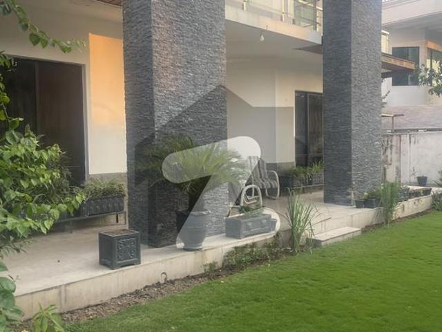 F 11 8 Bed room 2 kanal house available for sale F 11 Markaz