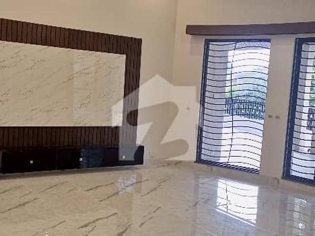 F 6/3 corner house fpr sale prime location