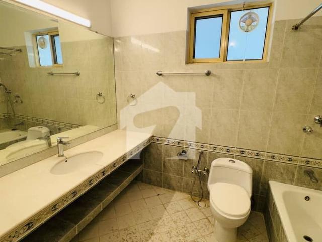 F 6 house for sale 488 sq yard Prime location