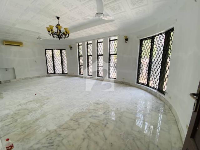 F 7 Corner House For Sale Top Location