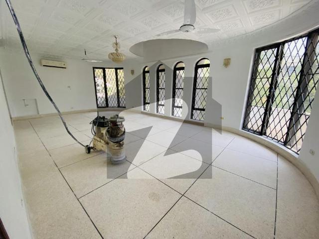 F 7 Corner House for sale top location F 7/2
