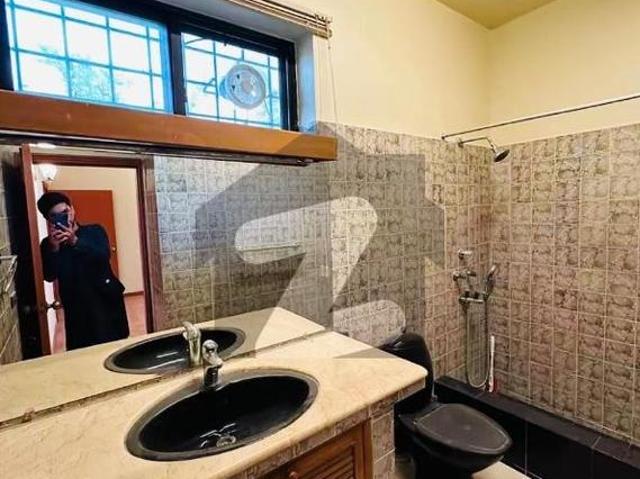 F 7 Ideal Location Beautiful House. F 7