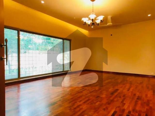 F 7 Ideal Location Beautiful House F 7