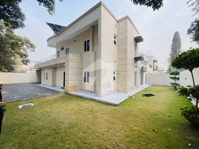 F 7 luxurious house available for rent