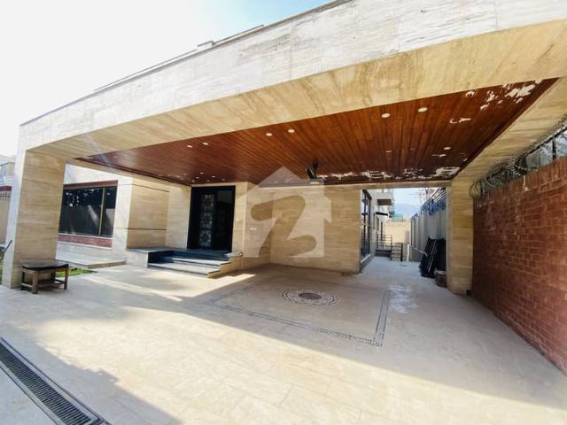 F 8/3 Brand New Triple Storey House