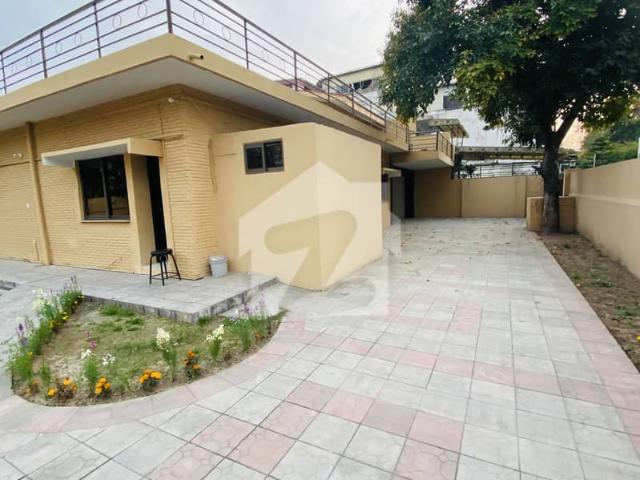 F 8/3 house for sale! Proper cornor! 80 by 120! 1066 sq yard! Most prime location