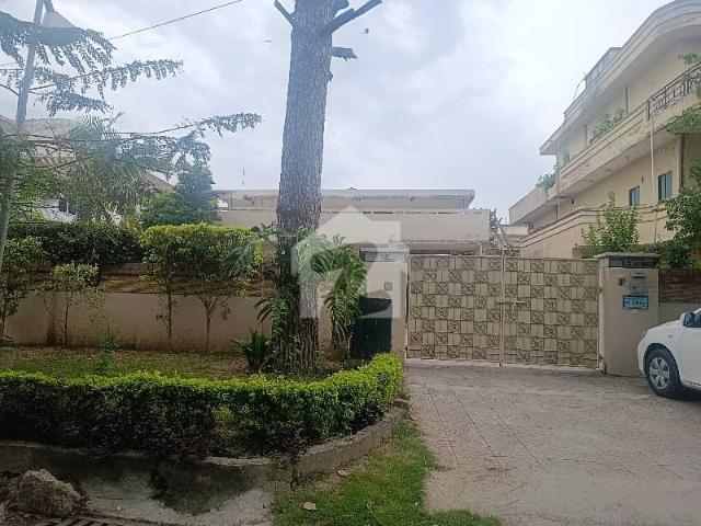 F 8 House Available 60*100 On Beautiful Location