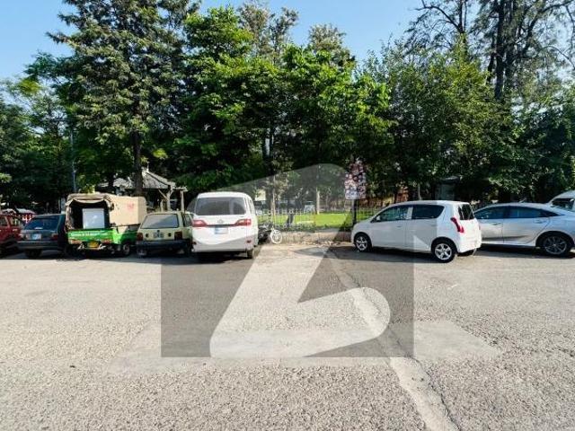 F 8 Park Facing 1244 Square Yards House Available 80*140 Marglla Facing. F 8