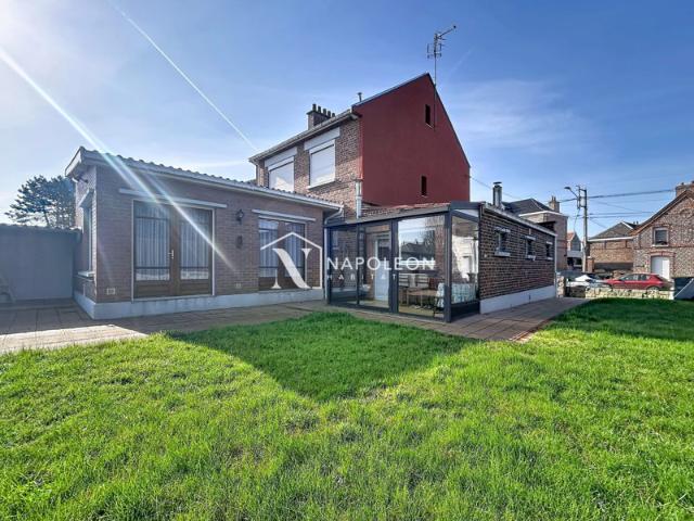 FAMARS Maison individuelle avec garage et beau jardin