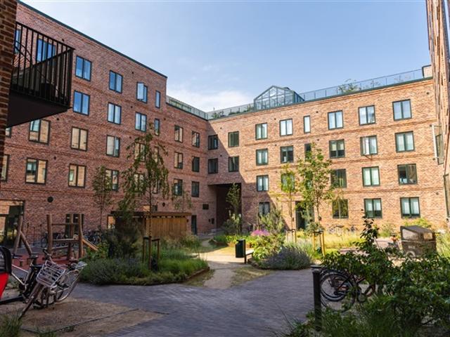 Familiebolig med 3 soveværelser og udgang til altan, Taastrup, København