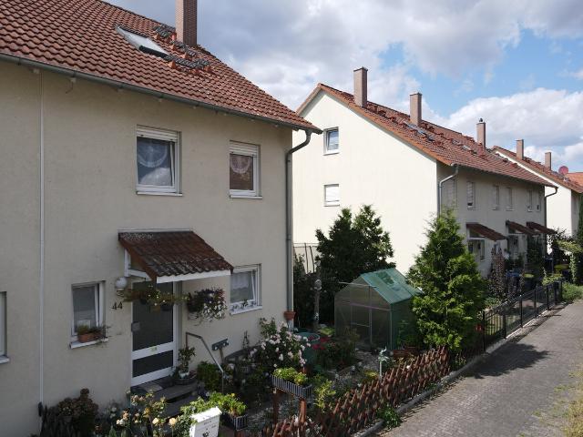 Familien aufgepasst Reihenhaus mit 5 Räumen, Garage und Garten in Queis!