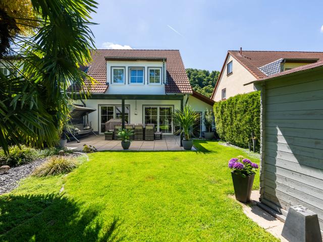 Familienfreundliche Doppelhaushälfte mit ausgebautem Dachgeschoss, Garten & Carport