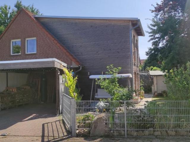 Familienfreundliche Doppelhaushälfte mit Kamin und Gartenhaus