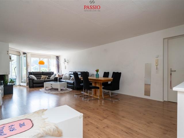 Familienfreundliche 4,5 Zimmer Wohnung mit Cheminée und Wintergarten