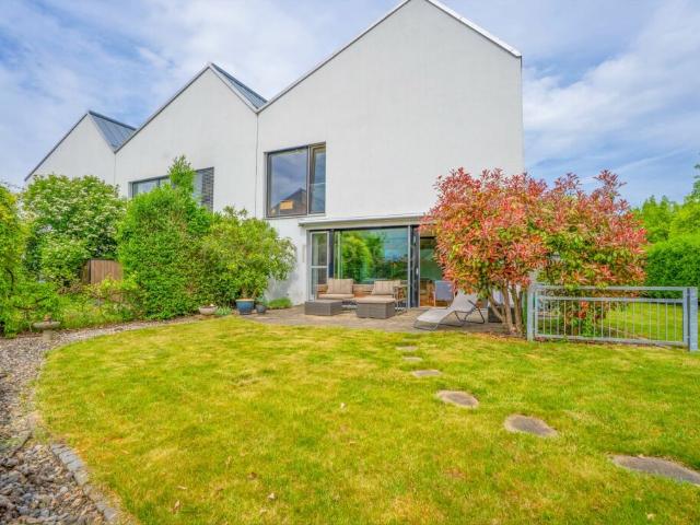 Familienfreundliches 6.5 Zimmer Reiheneckhaus mit Garten und direktem Tiefgaragenzugang in Obfelden