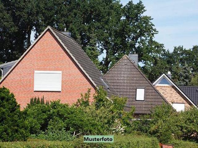 Familienfreundliches Wohnhaus mit Terrasse, Keller und vielseitigen Nebenräumen
